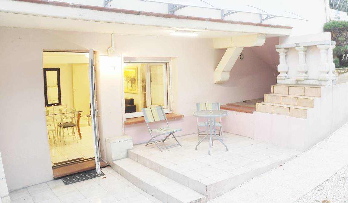 Purpan Apartment | Roman T3 RDC - Two Bedroom Apartment, Sleeps 4