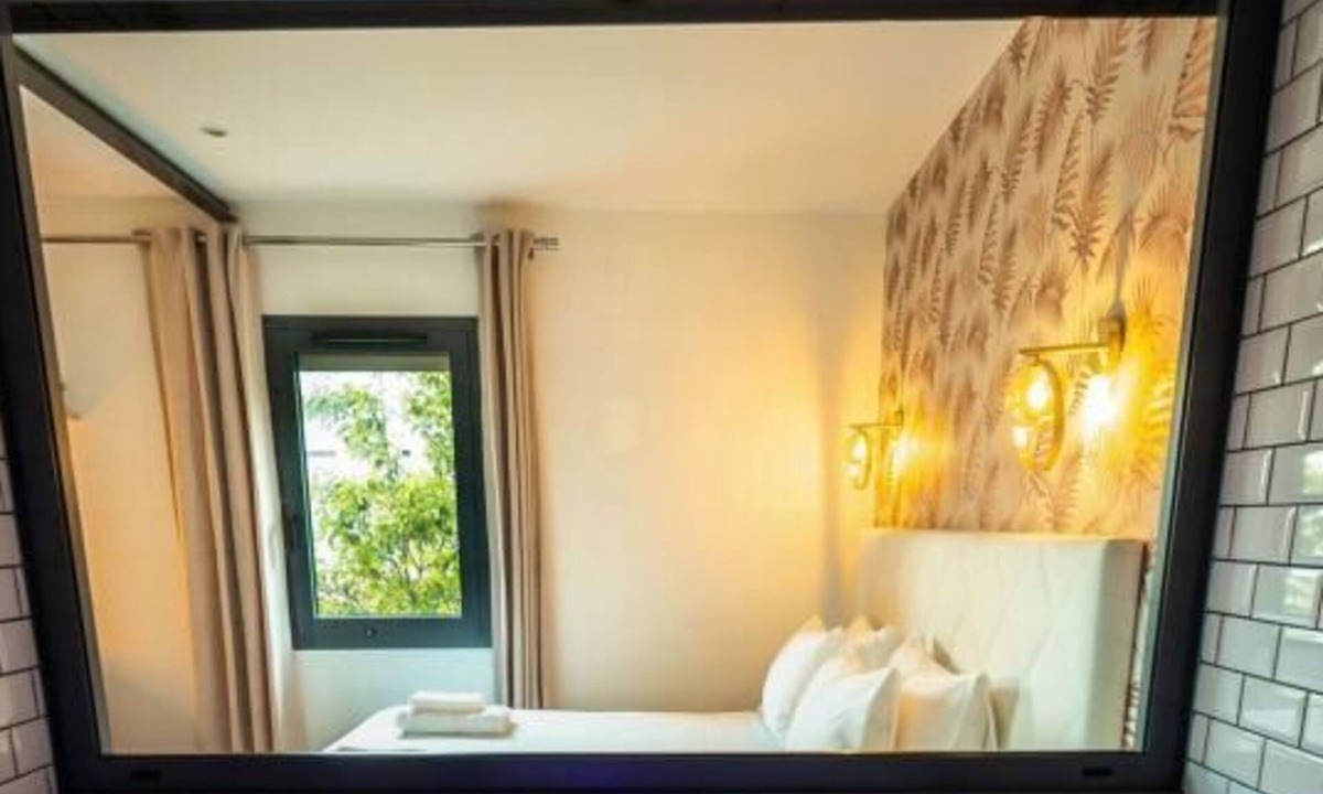 Perigueux Apartment | Romantic Escape Guaranteed: Discover Our Chic & Balneo Love Room