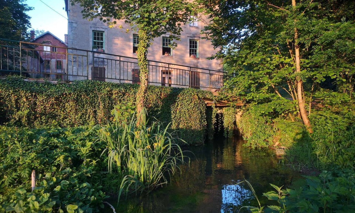 Boismont House | Romantic mill adorned with flowers and water