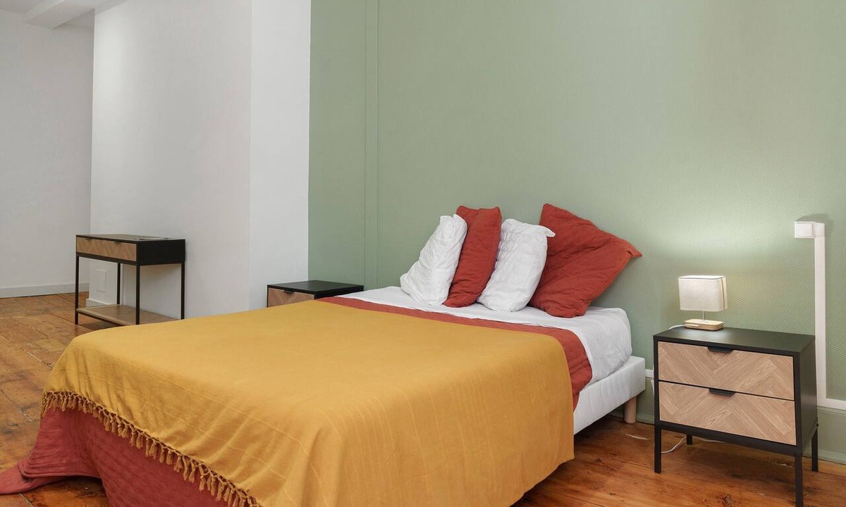 Vic-en-Bigorre Apartment | Room 9 with Shared Terrace, Communal Garden and Wi-Fi