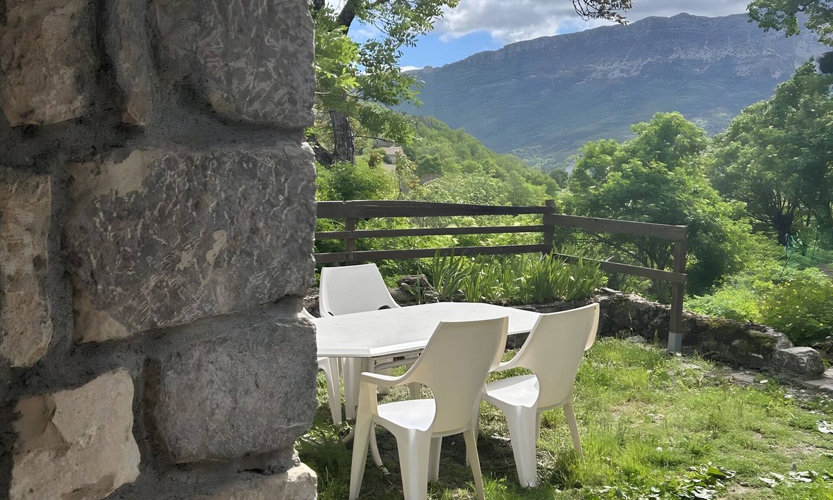 Blieux Apartment | Room 'Chambre Violette' with Mountain View, Shared Terrace and Shared Garden