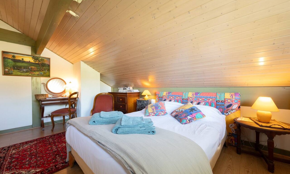 Charmes Apartment | Room with private bathroom and balcony by the canal