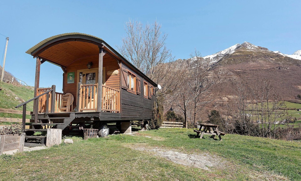 Gedre Cabin | Roulotte Edelweiss – Unique Wooden Caravan Stay in Gavarnie