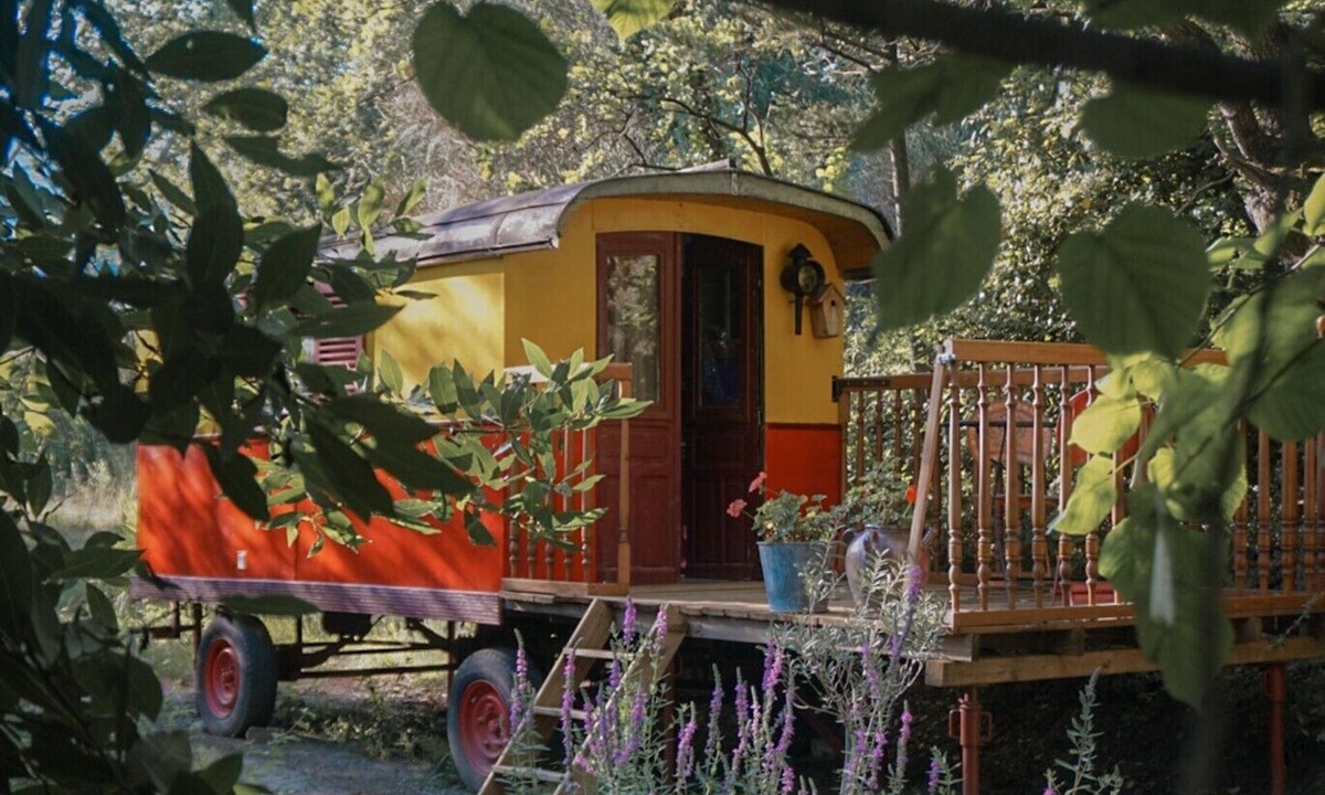 Marsanne Cabin | ROULOTTE TZIGANE DROME, AU BORD DU RUISSEAU Ideal for a quiet weekend break