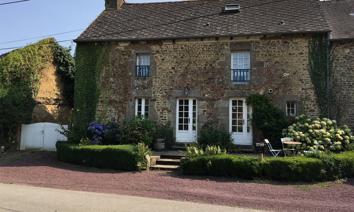 Guilliers House | Rustic Stone house in rural Brittany, sleeps up to 11, with pool & garden.