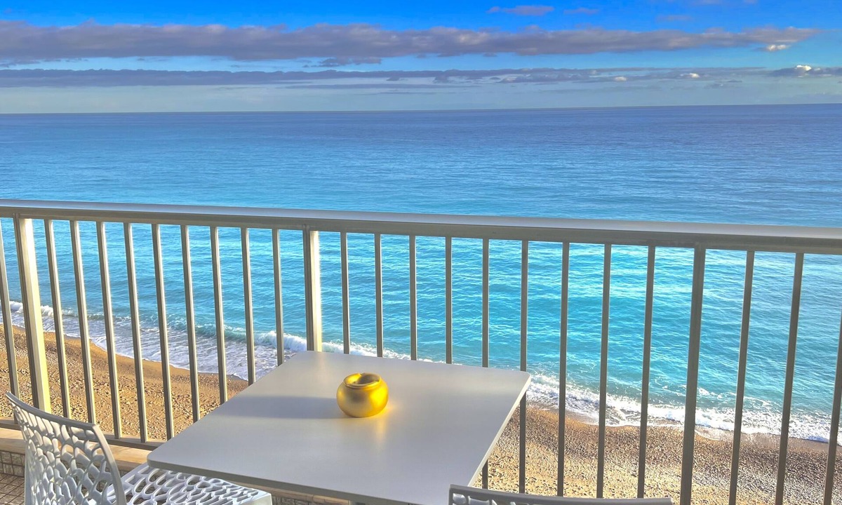 Menton Apartment | "SEAVIEWS BY JENNI MENTON LA SUITE Superb brand new apartment on the seafront