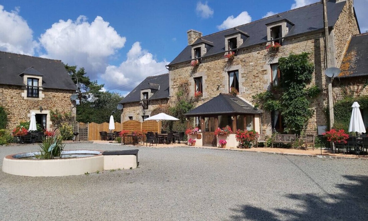 Les Champs-Geraux Hostel | Single room-Family-Shared Bathroom-Courtyard view