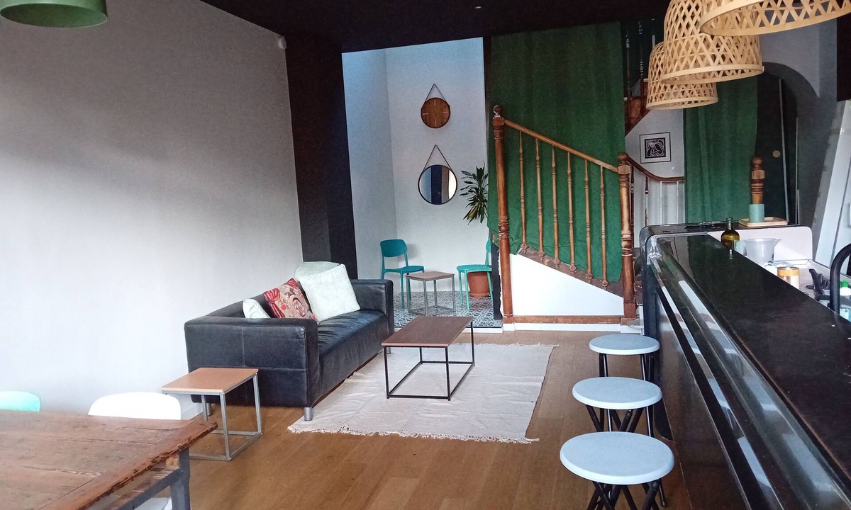 Tarbes Bed & Breakfast | Single room in a former town bar in the city center