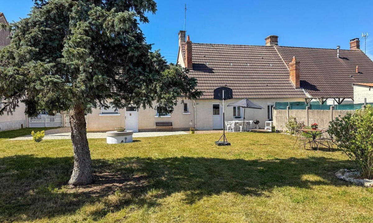 Romorantin-Lanthenay Cottage | Single-storey cottage, parking, pets welcome - 4 guests