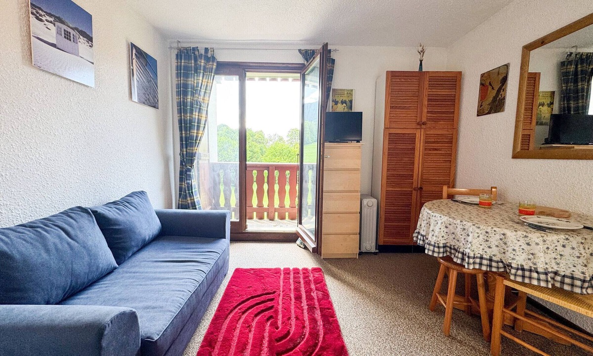 Bernex Apartment | Ski-in apartment in Bernex with balcony and parking