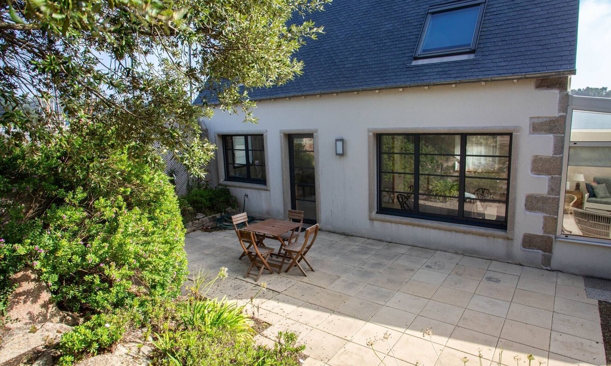 Penvenan House | Small romantic house for 4 people. Feet in the water at Port-Blanc.