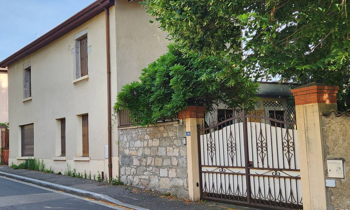 Charly House | Spacious 4-bedroom house with a large, tree-lined garden