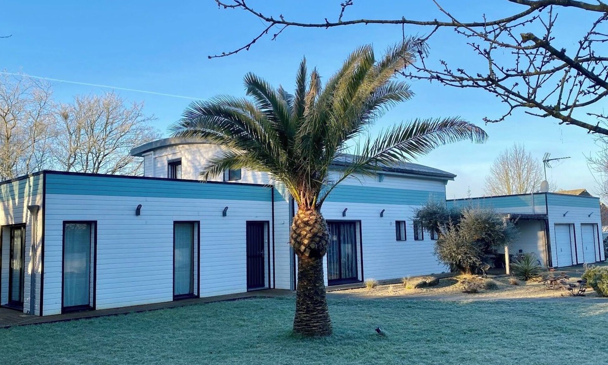 Neant-sur-Yvel House | Spacious contemporary wooden house with swimming pool near the Brocéliande forest