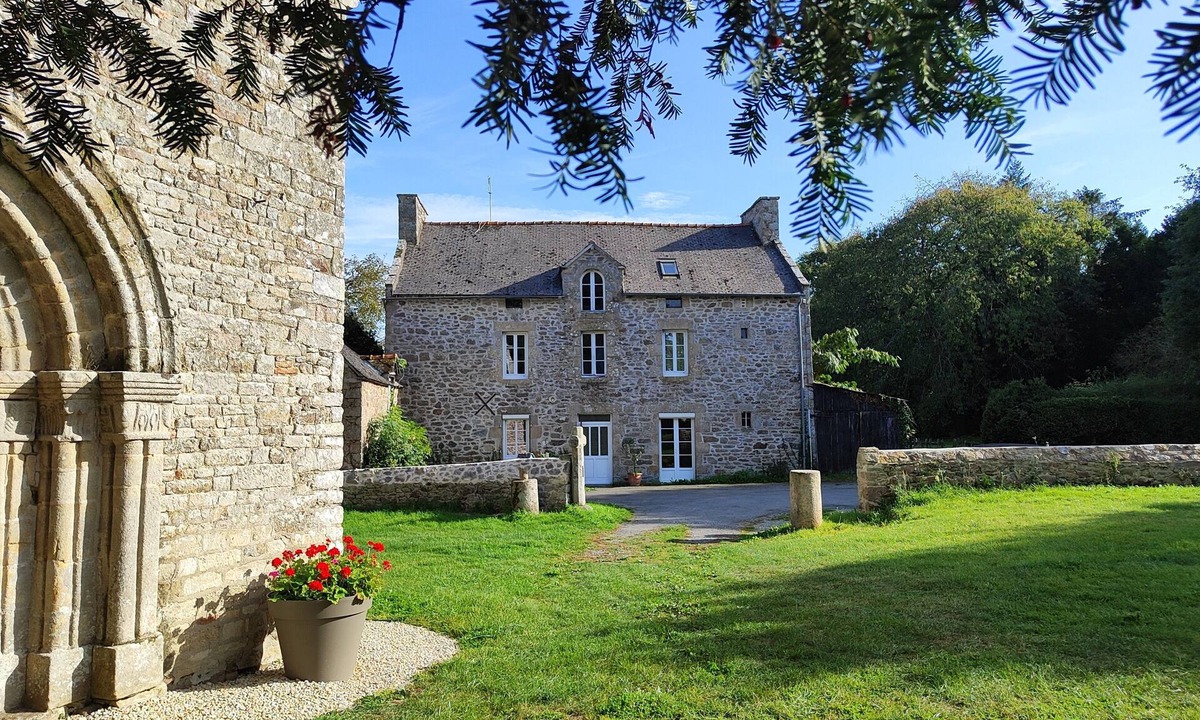 Saint-Lormel House | Spacious Family Home with Private Terrace, Garden & Wi-Fi in Saint Lormel