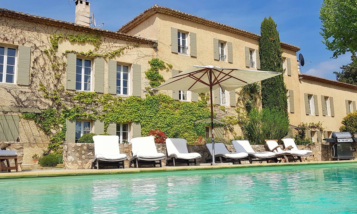 Lambesc House | Spacious family villa Provence | 7 bedroom, heated pool, pet-friendly. Aix 25min