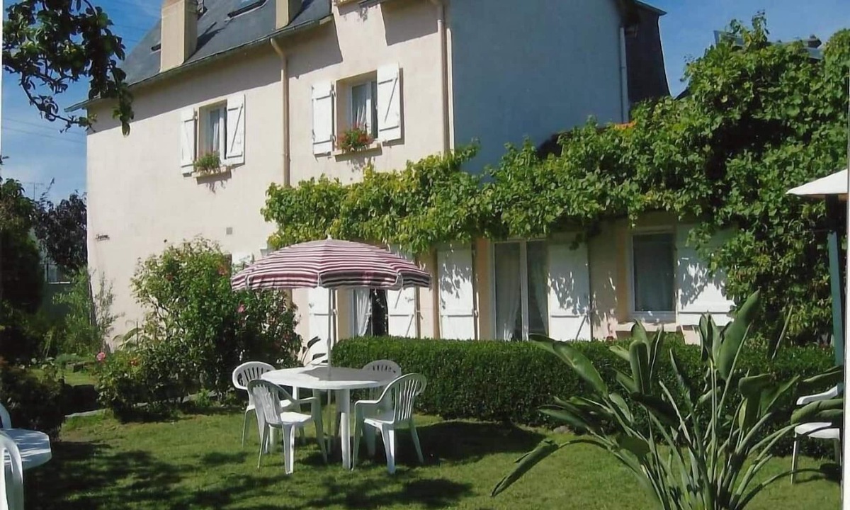 Courtoisville-Sillon-Moka Apartment | Spacious ground floor apartment with enclosed garden facing south