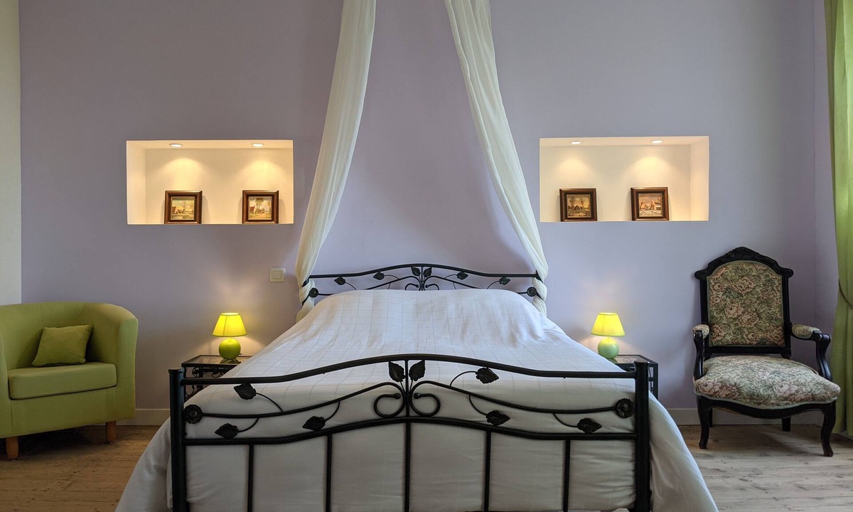 Montaillou Bed & Breakfast | Spacious guest room with mountain views