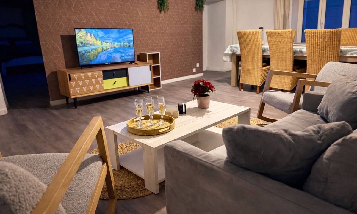 Luneville Apartment | Spacious T4 + billiards chic & friendly atmosphere