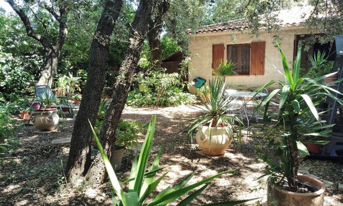 Rochefort-du-Gard Apartment | STUDIO 15 min from Pont du Gard and Avignon—swimming and canoeing—1 hour from the sea and mountains