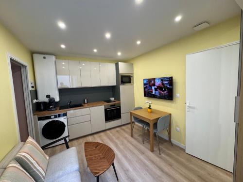 Mont d'Arene Apartment | Studio 23m2 climatisé-Parking privé - Lycée Roosevelt - Arena - Gare
