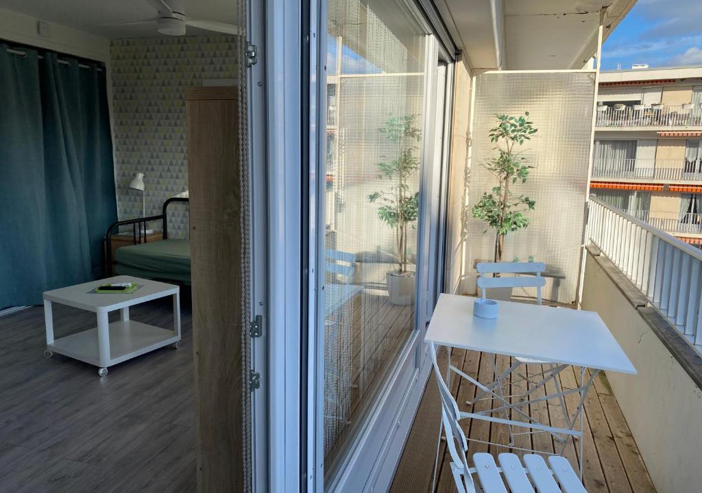 Reims City Centre Apartment | Studio Amicie 27m2, balcon couvert, près centre-gare-cathédrale, wifi