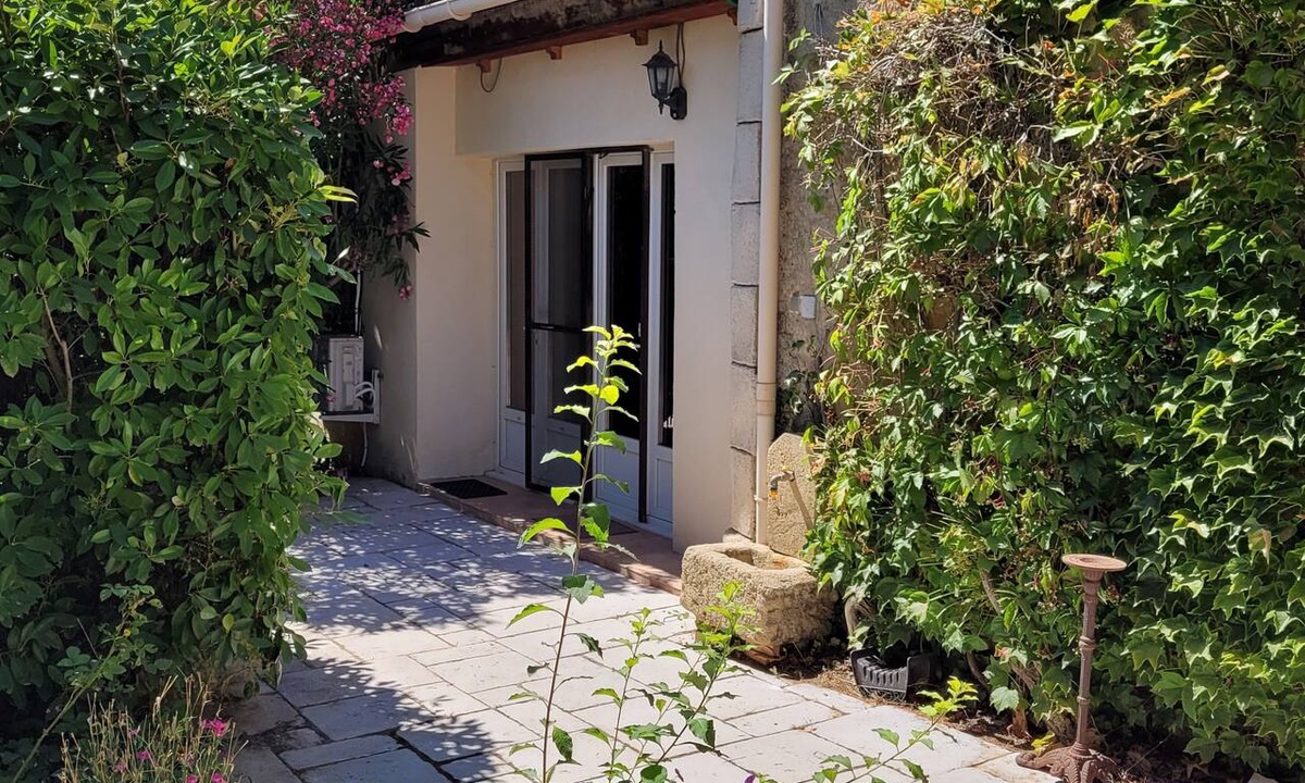 Cornillon-Confoux Apartment | Studio apartment in a Provençal farmhouse.