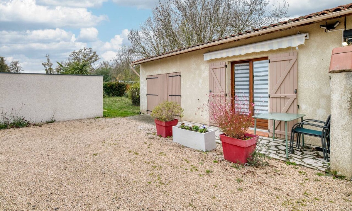Lherm Apartment | Studio Apartment 'Le Laurier' with Private Terrace, Shared Garden and Wi-Fi