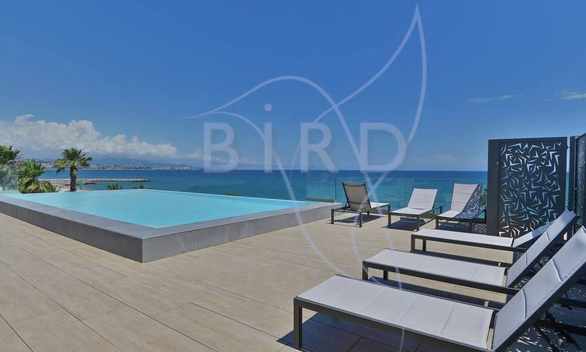 Villeneuve Loubet Beach Apartment | Studio feet in the water