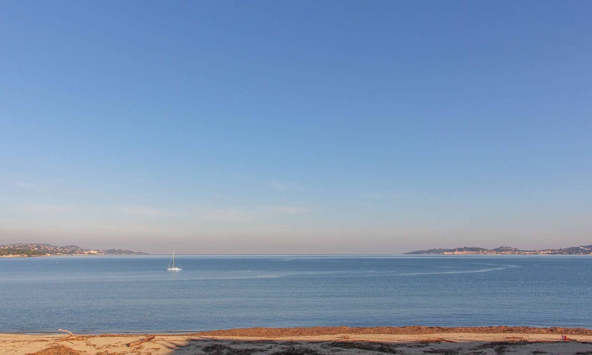 Port Grimaud Apartment | Studio flat with mezzanine on the beach
