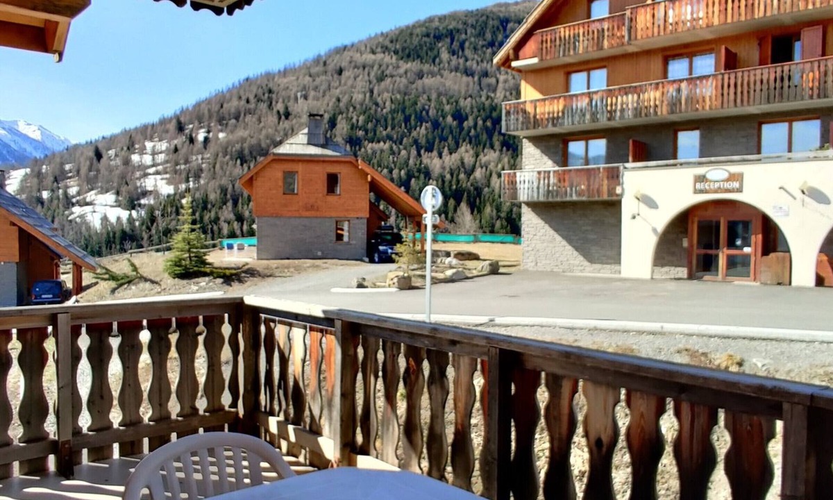 Pra Loup Apartment | Studio for 4 with balcony and parking in Pra Loup 1500