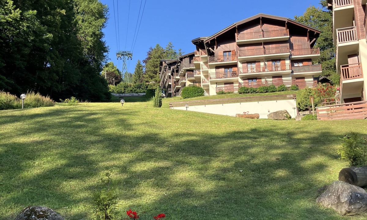 Saint-Gervais-les-Bains Apartment | Studio with balcony 5 minutes from the center and shops. Pets welcome