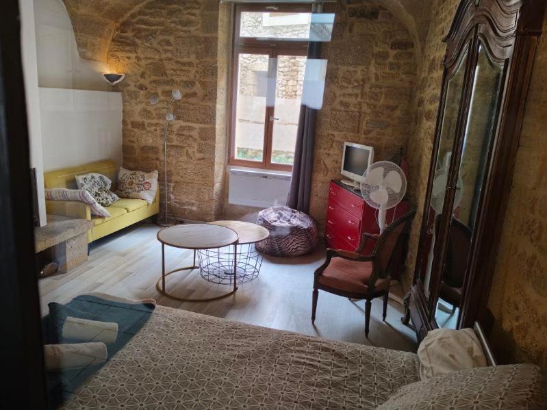 Remoulins Apartment | Studio Proche Pont du Gard