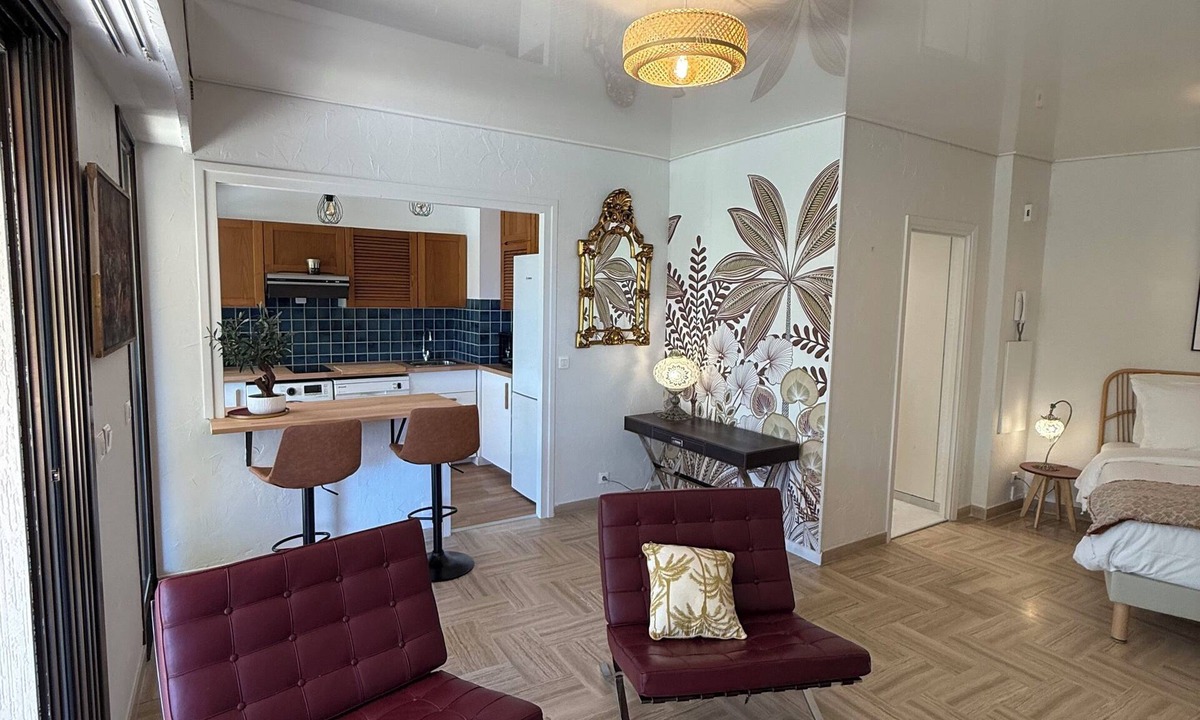 Villeneuve Loubet Beach Apartment | Studio with direct access to the sea and swimming pool in a green setting