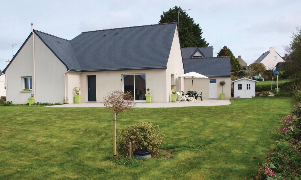 Trelevern House | Stunning home in Trelevern with house sea view