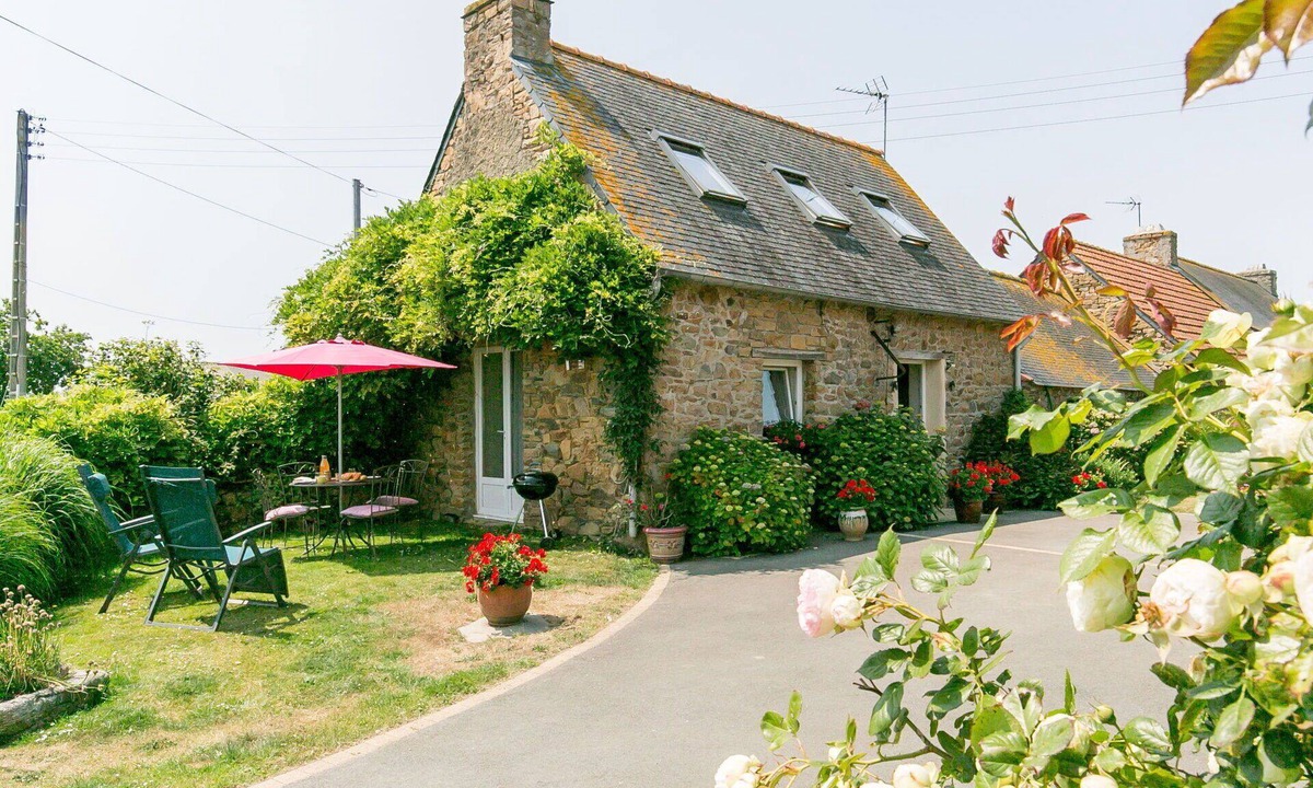Saint-Jean-du-Doigt Villa | Stunning private villa for 2 people with WIFI, TV, patio and pets allowed