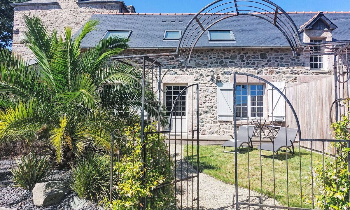 Frehel House | Stunning villa for 3 guests with WIFI, TV and patio