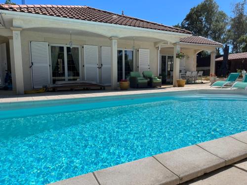 Laneuvelotte Bed & Breakfast | Suite dans villa provençale avec parking et piscine