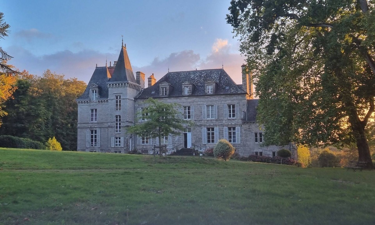 Saint-Julien Bed & Breakfast | Suite in the English style at Le Château de la Coste