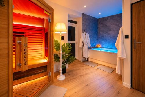 Raon-l'Etape Apartment | Suite Romantique avec Sauna Privatif, Balnéo et Pièce Secrète- Raon-l'étape -Vosges