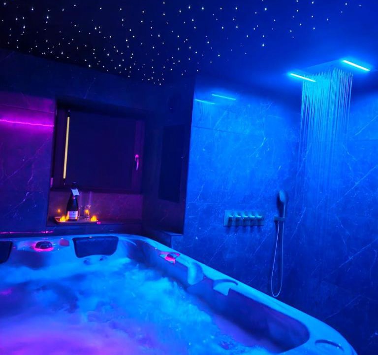 La Mure House | Suite romantique avec jaccuzzi - proche des lacs - La secrète room