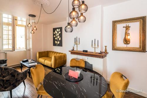 Charleville-Mezieres Apartment | Suites Mana - MAHANA avec VUE SUPERBE sur la Place DUCALE et Parking privé inclus