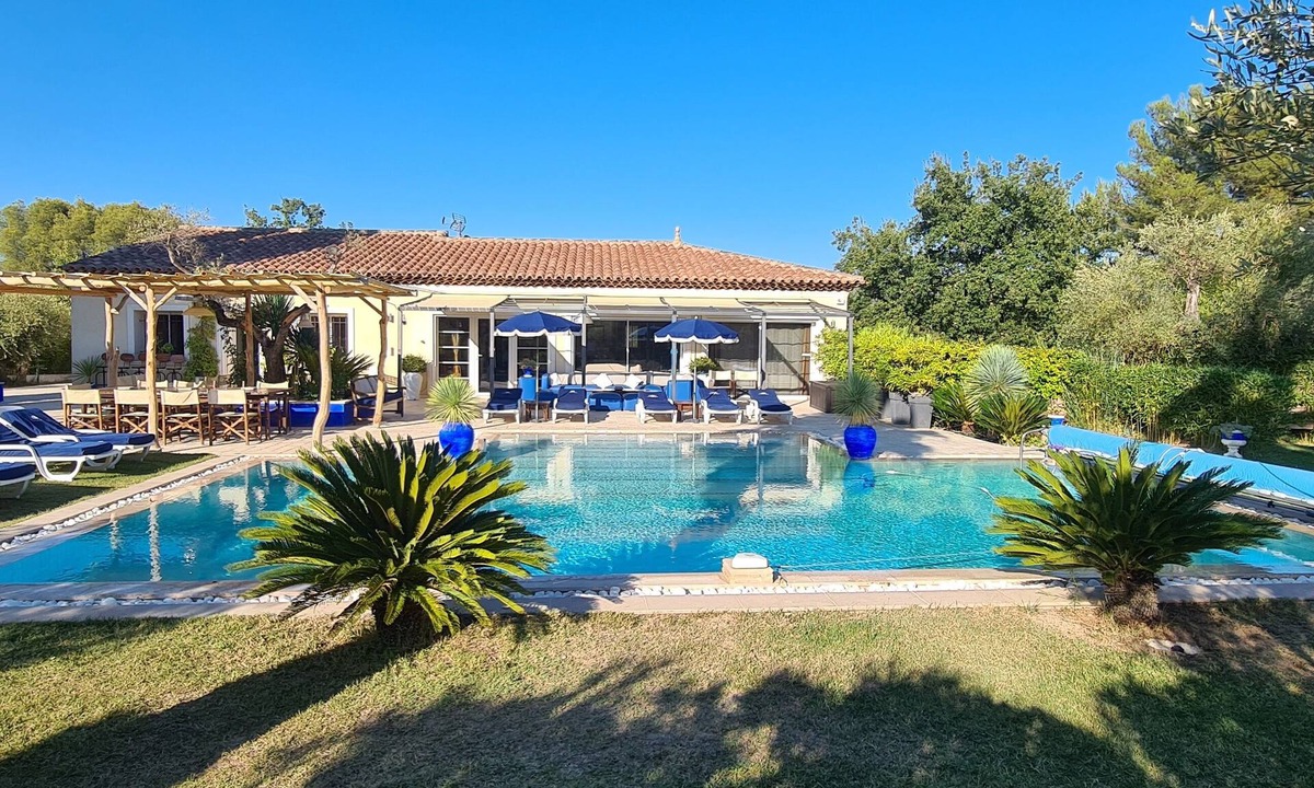 Le Beausset Villa | Superb luxury villa rental with heated pool