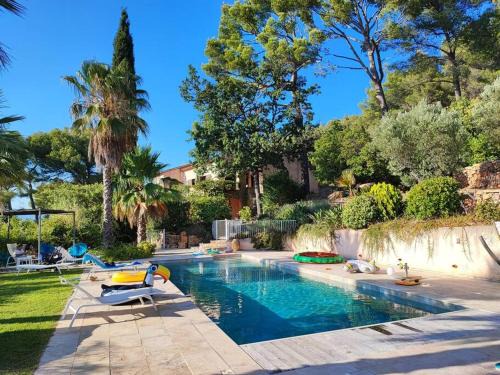 Le Beausset Villa | Superbe villa Calista classée 5 Etoiles pour 12 personnes avec piscine vue mer, proche des plages et du Circuit du Castellet Paul Ricard