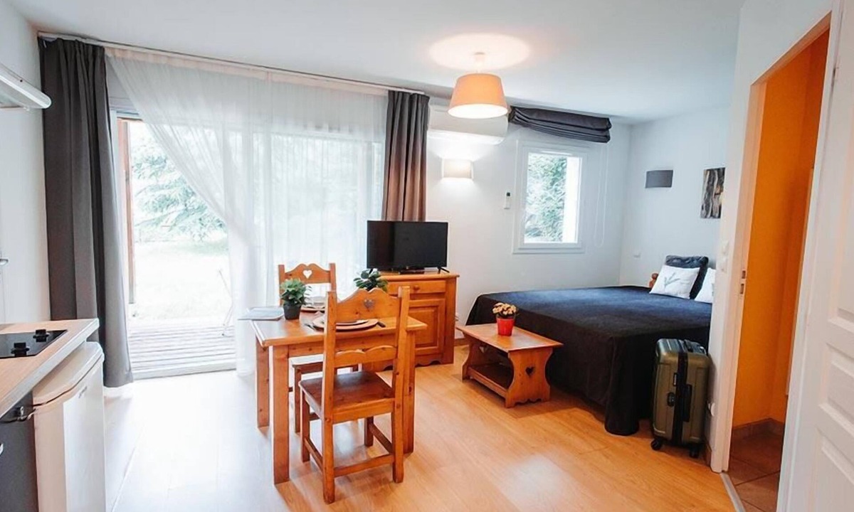 Ax-les-Thermes Apartment | Swimming pool, balcony, parking, tv, ski locker, 20m², Ax-Les-Thermes