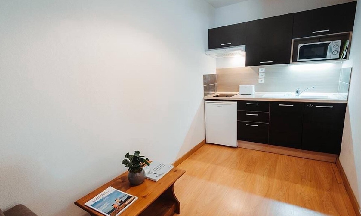 Ax-les-Thermes Apartment | Swimming pool, terrace, parking, tv, ski locker, 36m², Ax-Les-Thermes