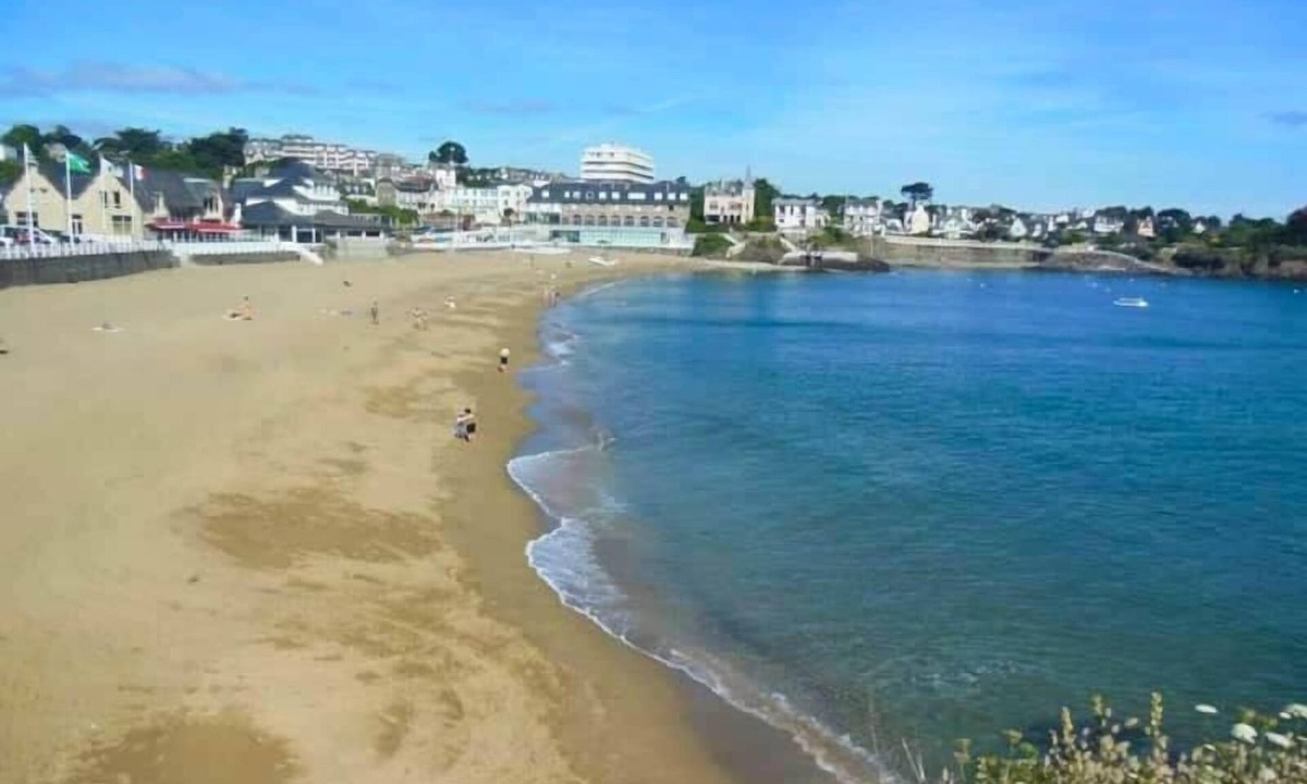 Saint-Quay-Portrieux Apartment | T2 apartment for 4 people "feet in the water" (beach 20 meters)
