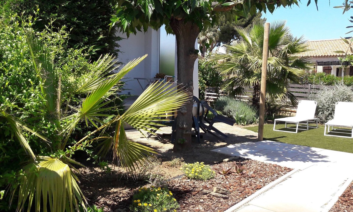 Six-Fours-les-Plages Apartment | T2 garden level in villa. Swimming pool. 500 m. from the sea. 30 mins walk from SANARY