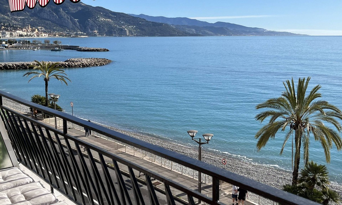 Roquebrune-Cap-Martin Apartment | T3 directly by the sea 4/5 people. A/C, enclosed garage, amazing view.