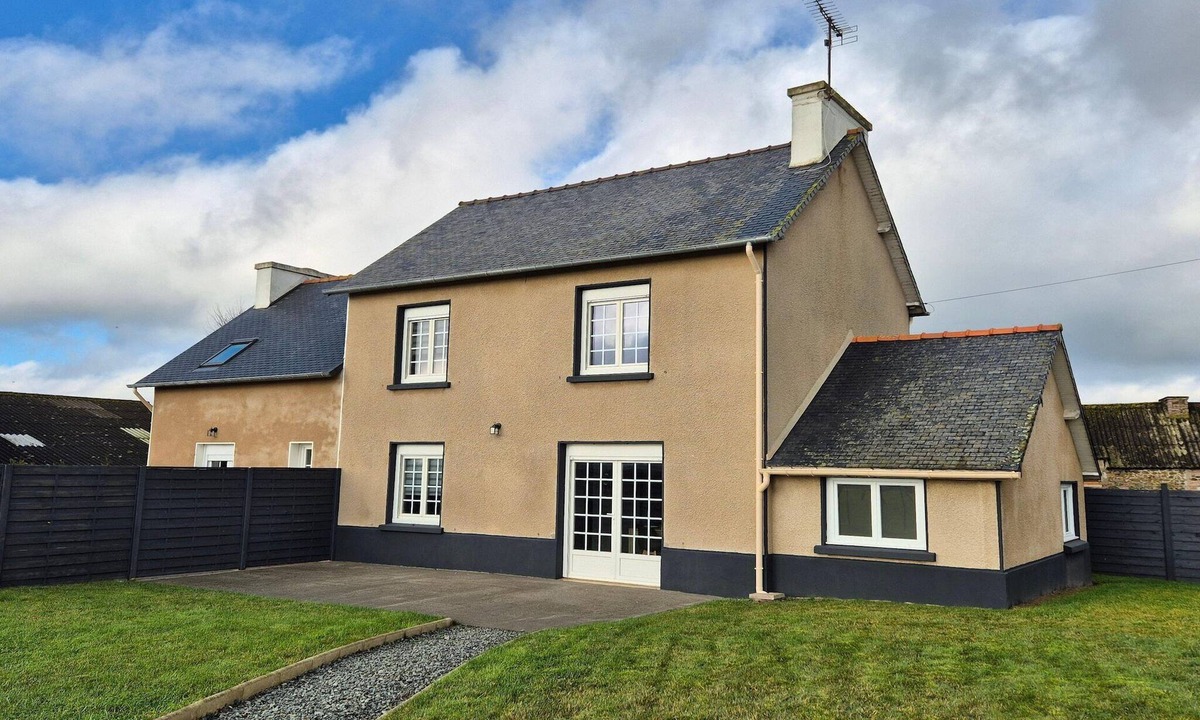 Plurien House | Terraced Country House near Sea