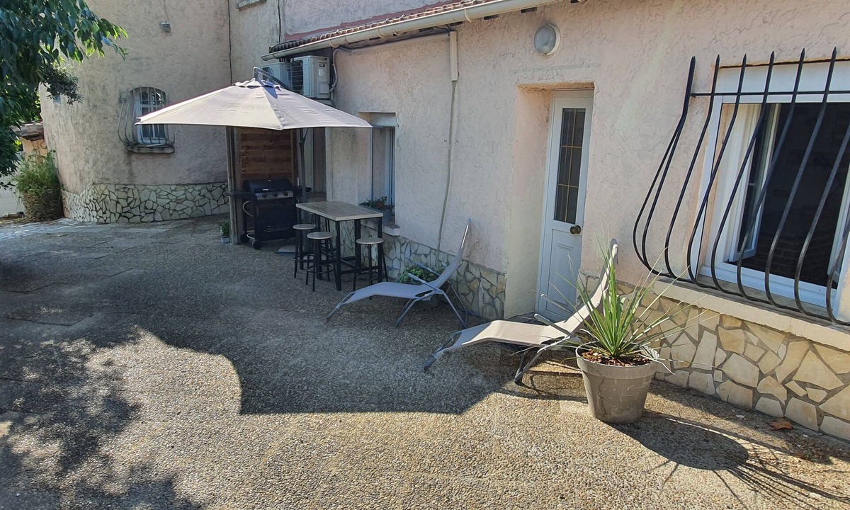 Quartier des Espesses Apartment | The city center in the countryside. Pretty apartment with green exterior.